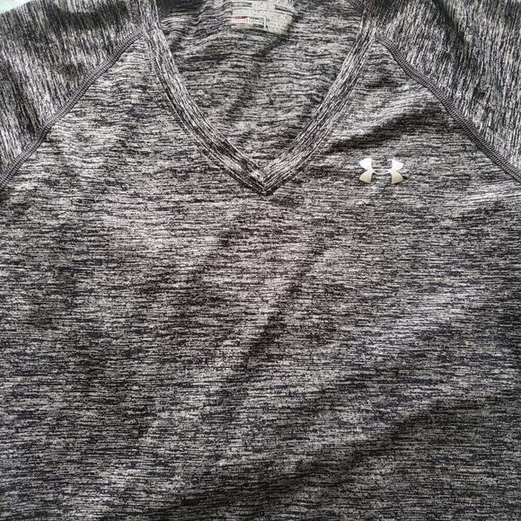 Conquer Your Fitness Goals in Style with the Under Armour Unisex Shirt! - Picture 2 of 3